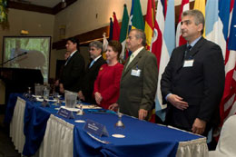 El presidente de AHCIET, Antonio Carlos Valente (tercero de izquierda a derecha); la ministra de Ciencia y Tecnología de Costa Rica, Eugenia Flores (de rojo) y el presidente ejecutivo del ICE Pedro Pablo Quirós (penúltimo). Foto ICE/CIT