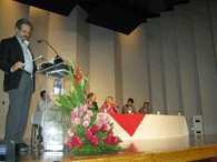 Roberto Sasso leyendo las preguntas de los participantes